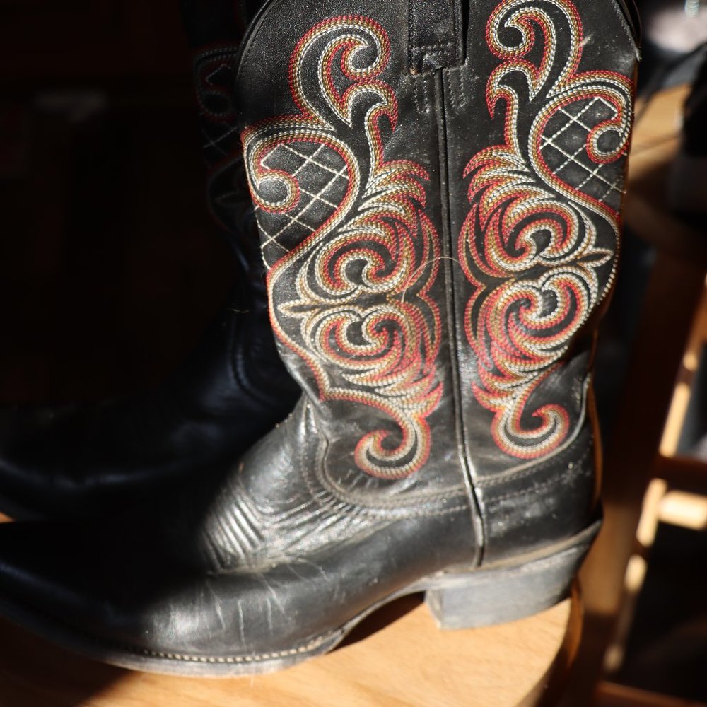 Ariat Women's pointed toe black cowboy boots size 9.5